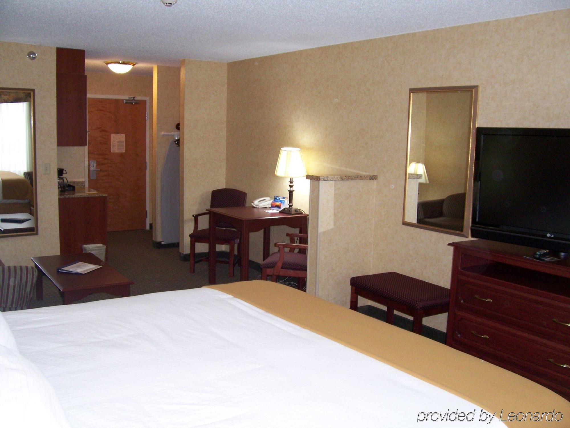 Holiday Inn Express Hotel & Suites Bismarck By Ihg Rom bilde